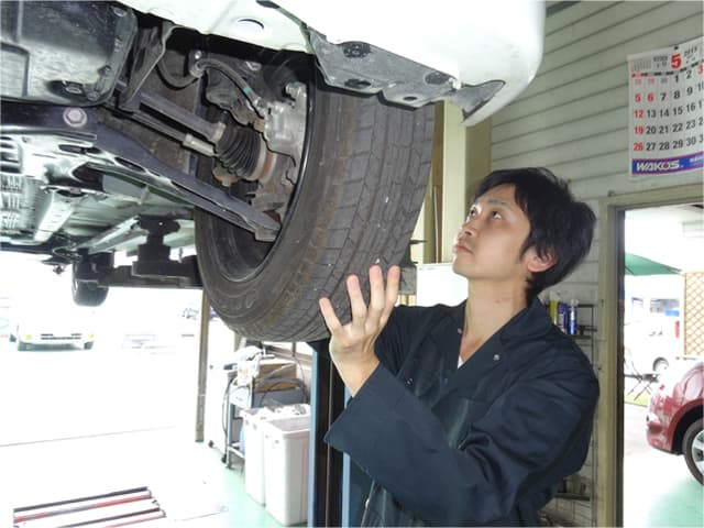 リフトしている車を整備