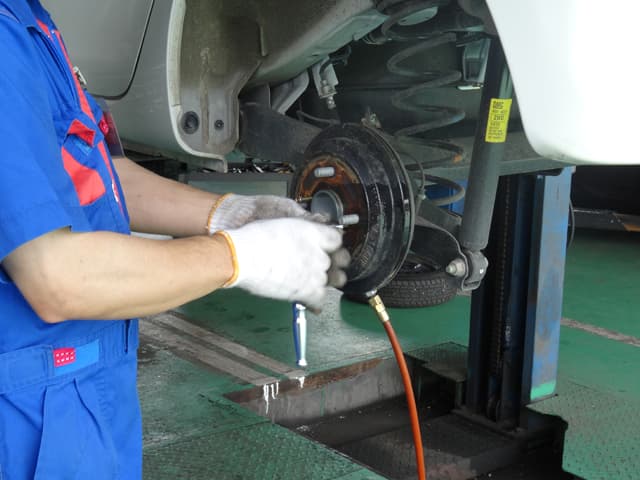 タイヤを整備する様子